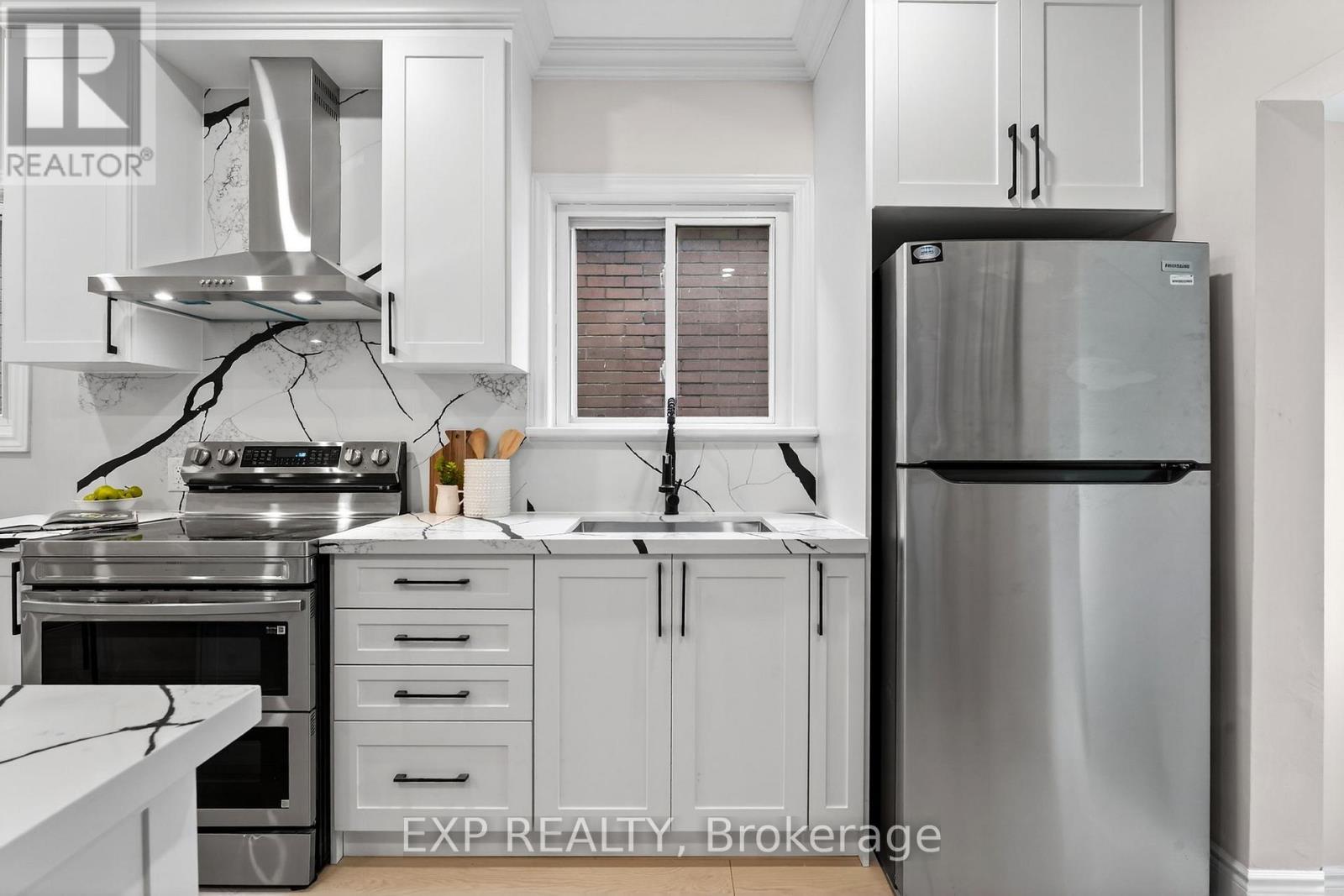 201 Grosvenor Avenue N, Hamilton, ON - Indoor Photo Showing Kitchen