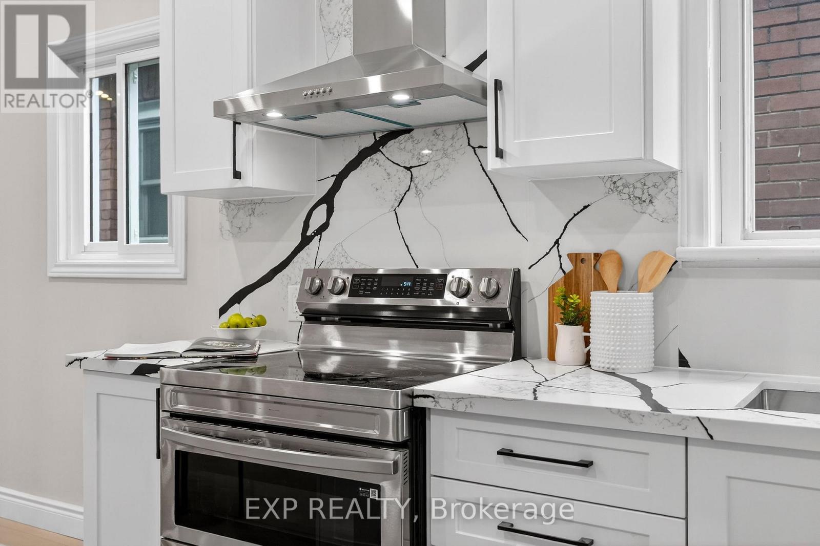 201 Grosvenor Avenue N, Hamilton, ON - Indoor Photo Showing Kitchen
