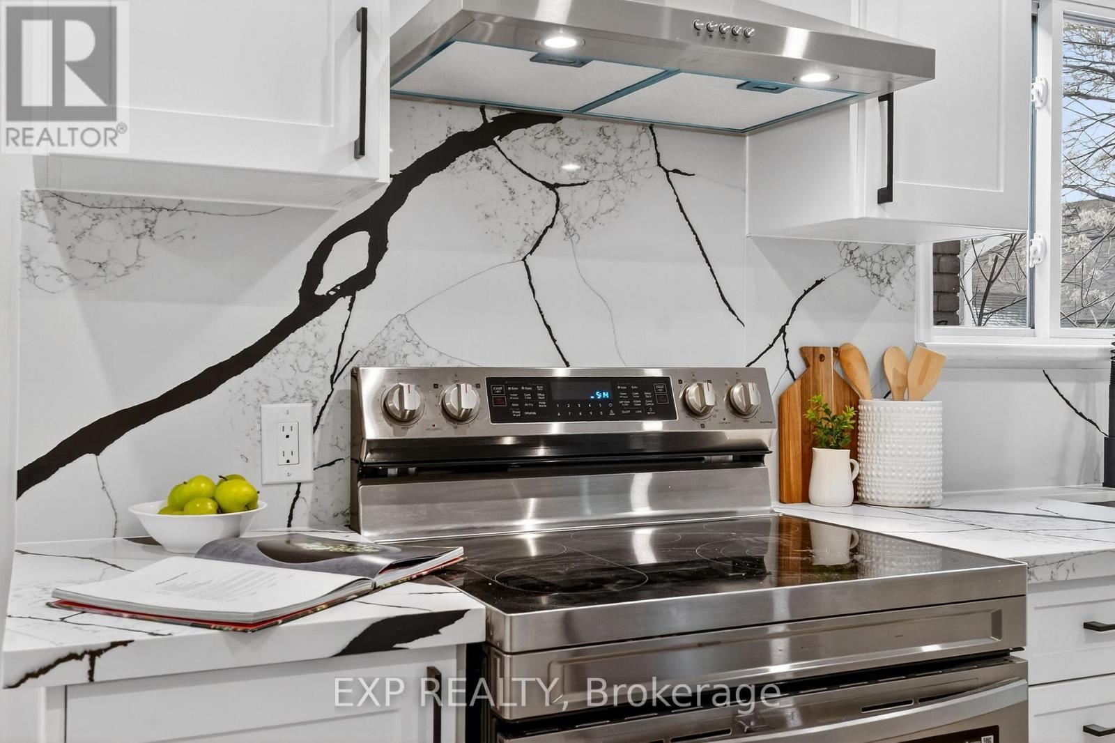 201 Grosvenor Avenue N, Hamilton, ON - Indoor Photo Showing Kitchen