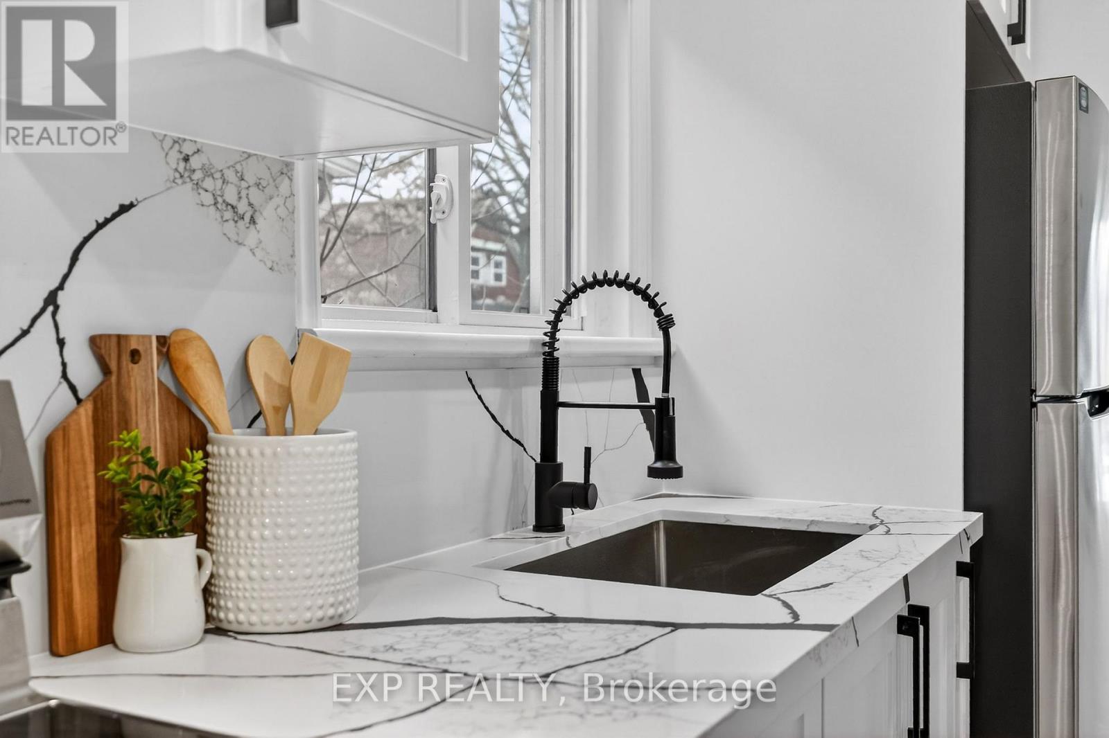 201 Grosvenor Avenue N, Hamilton, ON - Indoor Photo Showing Kitchen