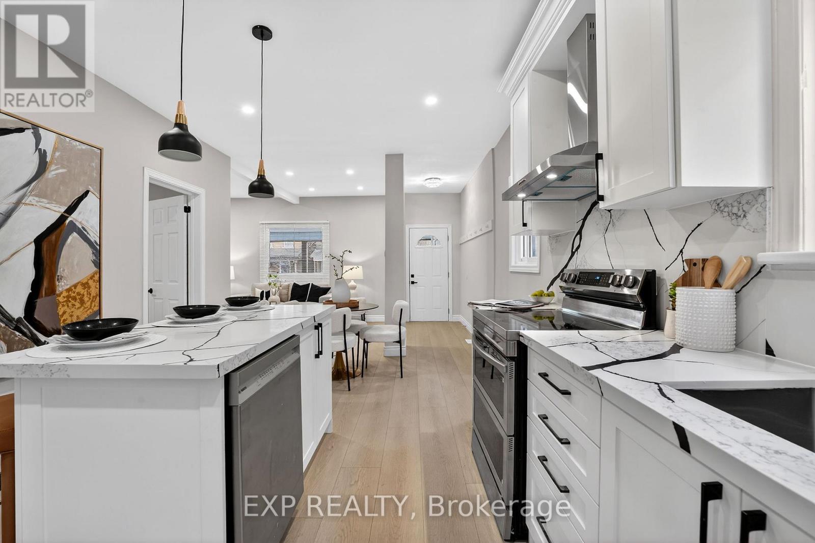 201 Grosvenor Avenue N, Hamilton, ON - Indoor Photo Showing Kitchen With Upgraded Kitchen