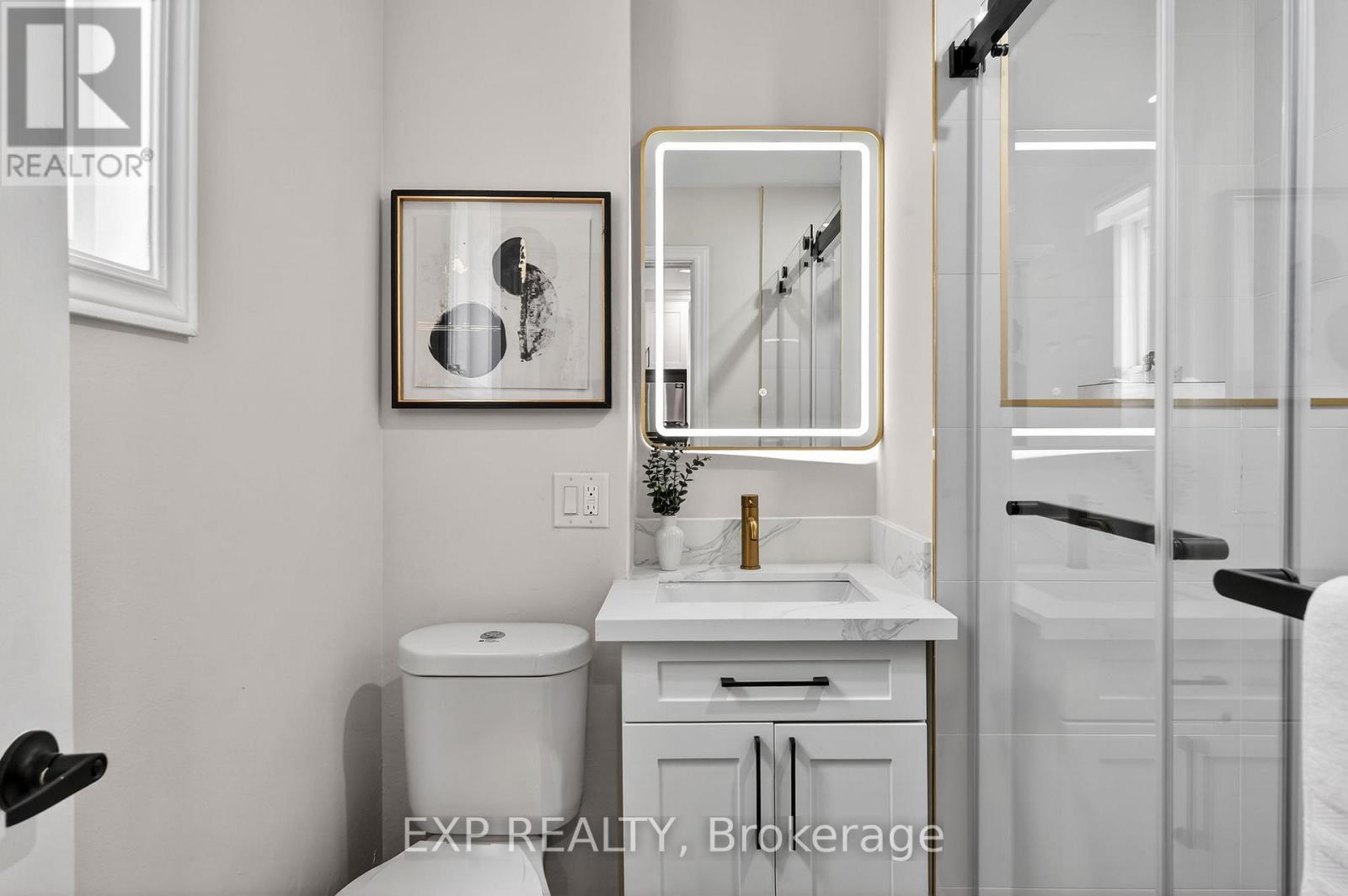 201 Grosvenor Avenue N, Hamilton, ON - Indoor Photo Showing Bathroom