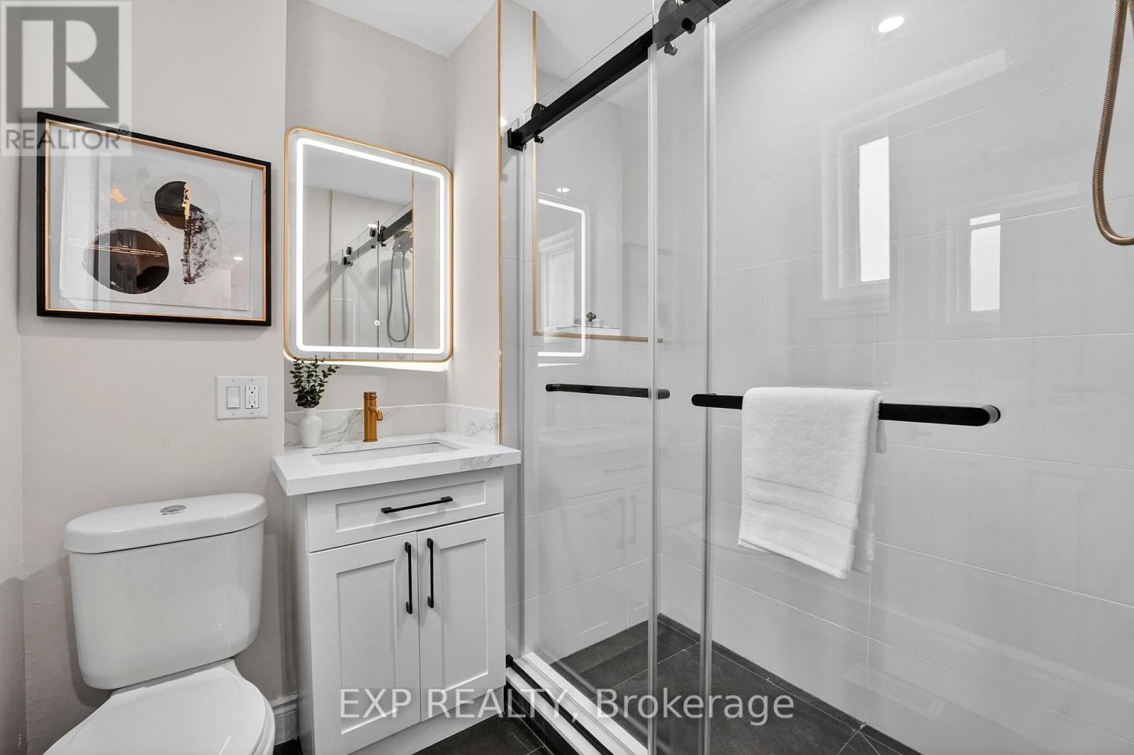 201 Grosvenor Avenue N, Hamilton, ON - Indoor Photo Showing Bathroom