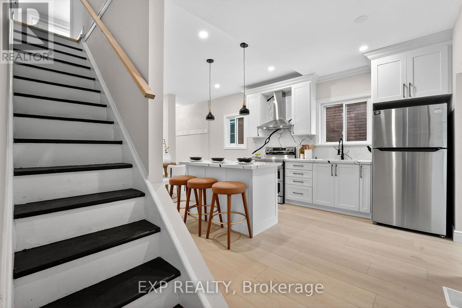 201 Grosvenor Avenue N, Hamilton, ON - Indoor Photo Showing Kitchen With Upgraded Kitchen