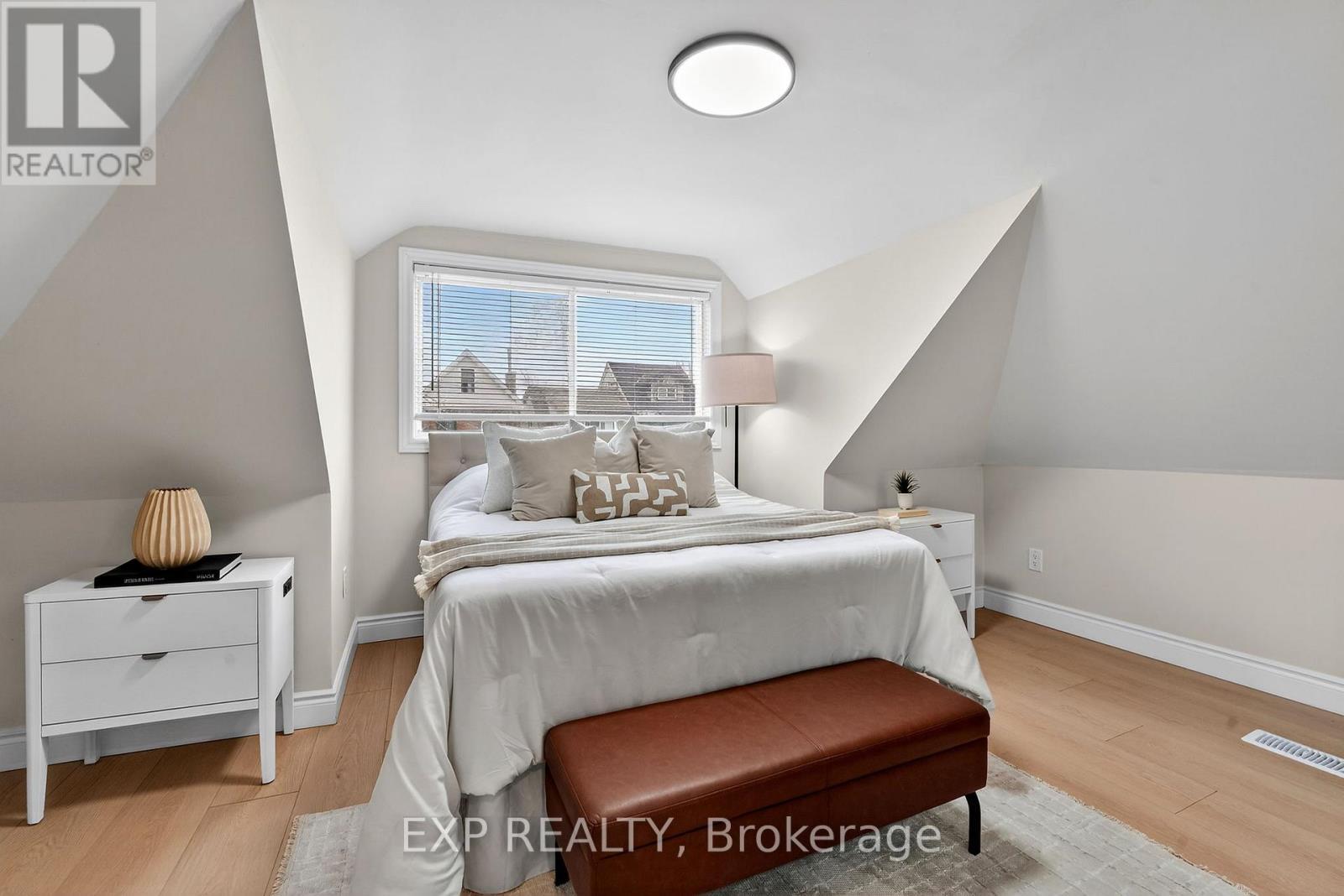 201 Grosvenor Avenue N, Hamilton, ON - Indoor Photo Showing Bedroom