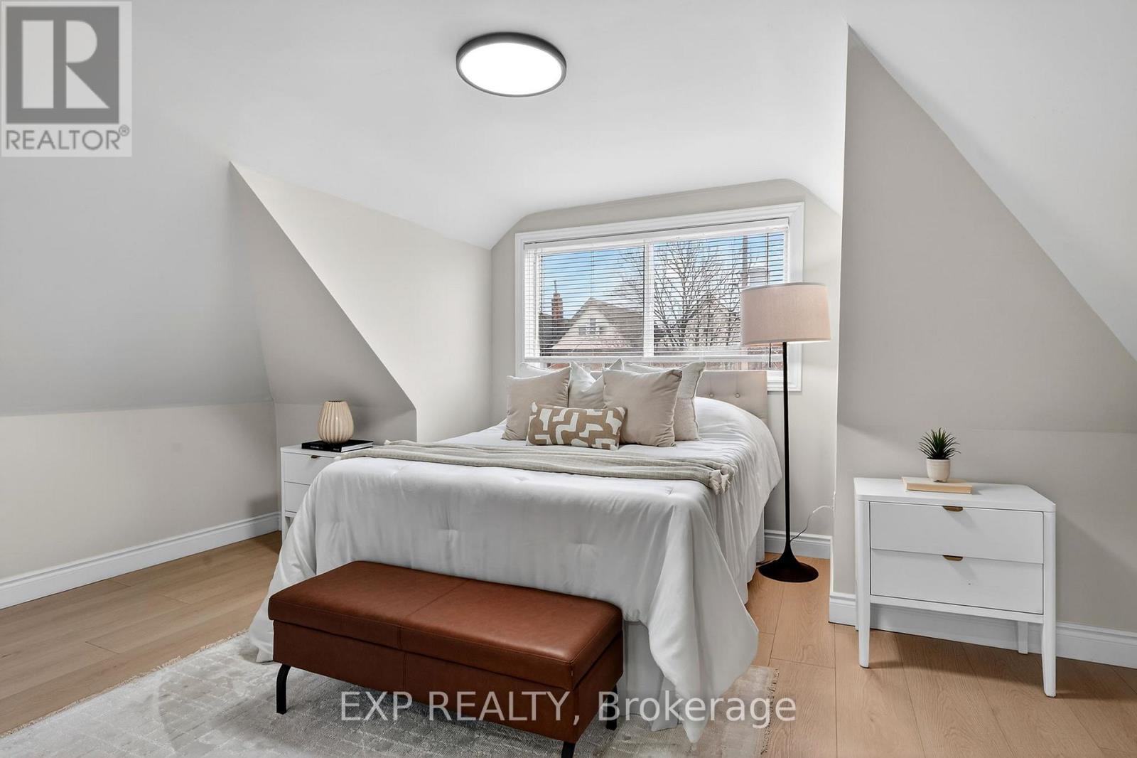 201 Grosvenor Avenue N, Hamilton, ON - Indoor Photo Showing Bedroom