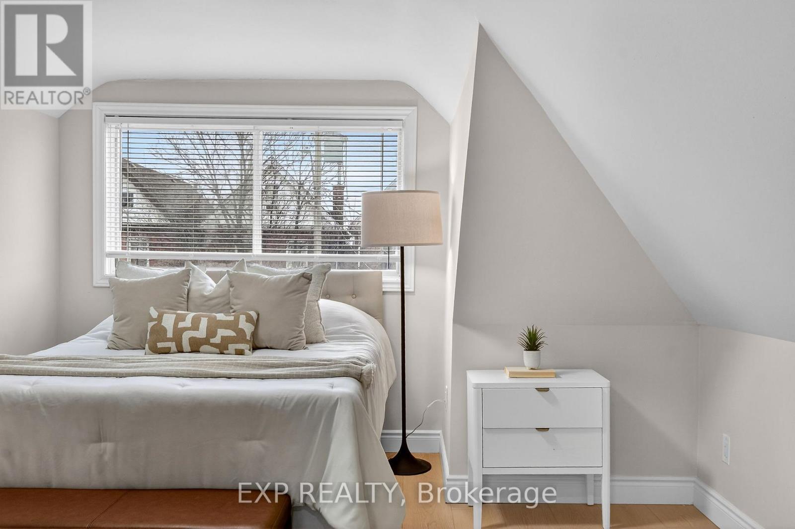 201 Grosvenor Avenue N, Hamilton, ON - Indoor Photo Showing Bedroom