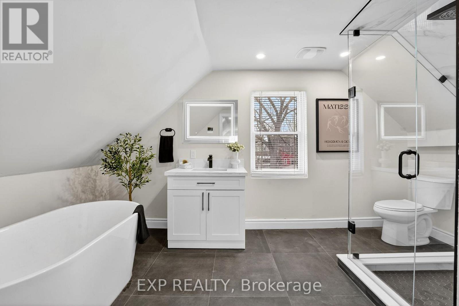 201 Grosvenor Avenue N, Hamilton, ON - Indoor Photo Showing Bathroom