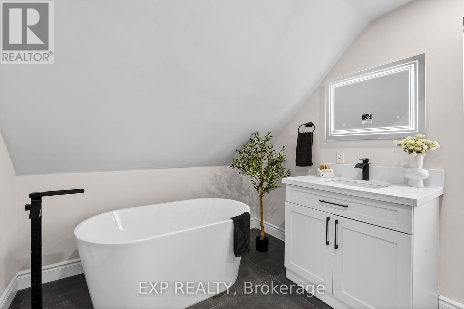 201 Grosvenor Avenue N, Hamilton, ON - Indoor Photo Showing Bathroom