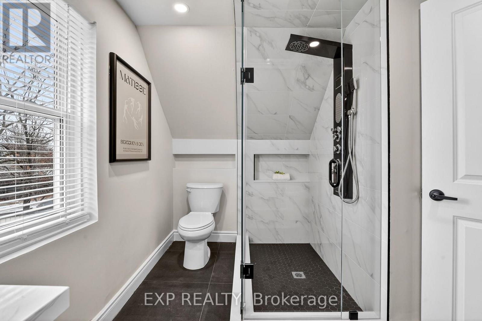 201 Grosvenor Avenue N, Hamilton, ON - Indoor Photo Showing Bathroom