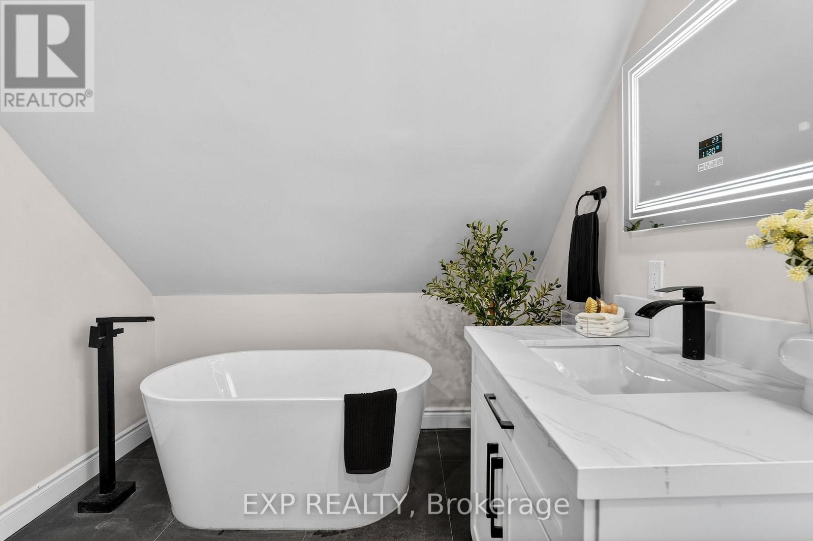 201 Grosvenor Avenue N, Hamilton, ON - Indoor Photo Showing Bathroom