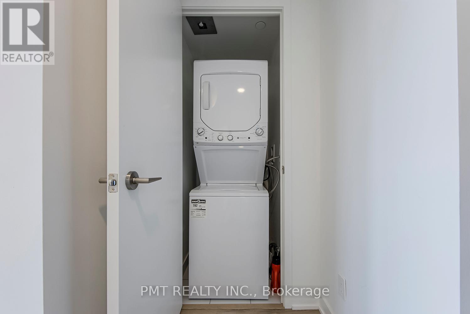 2106 - 18 Maitland Terrace, Toronto, ON - Indoor Photo Showing Laundry Room