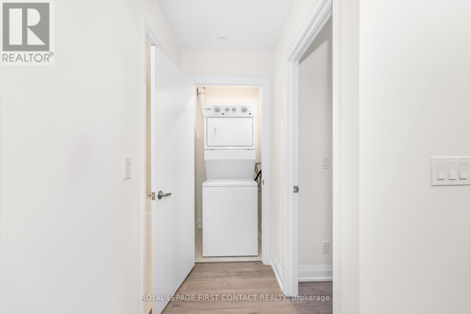 1106 - 58 Lakeside Terrace, Barrie, ON - Indoor Photo Showing Laundry Room