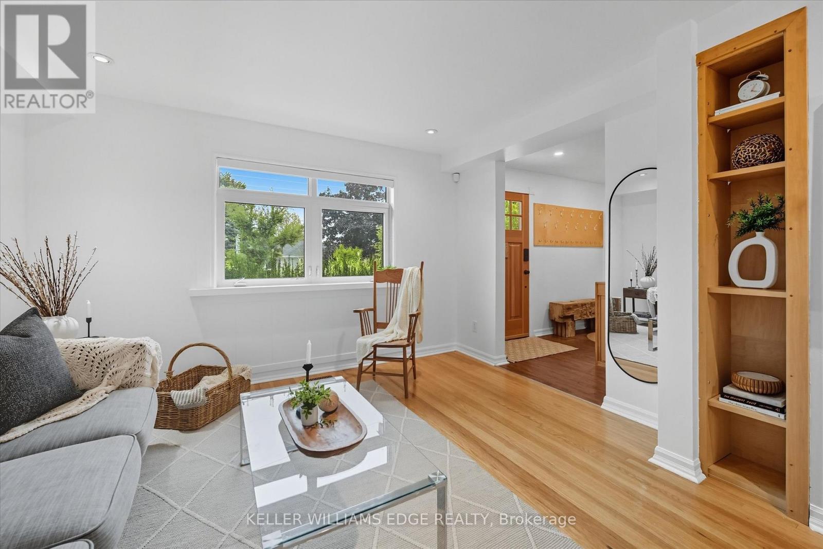 1348 Augustine Drive, Burlington, ON - Indoor Photo Showing Living Room