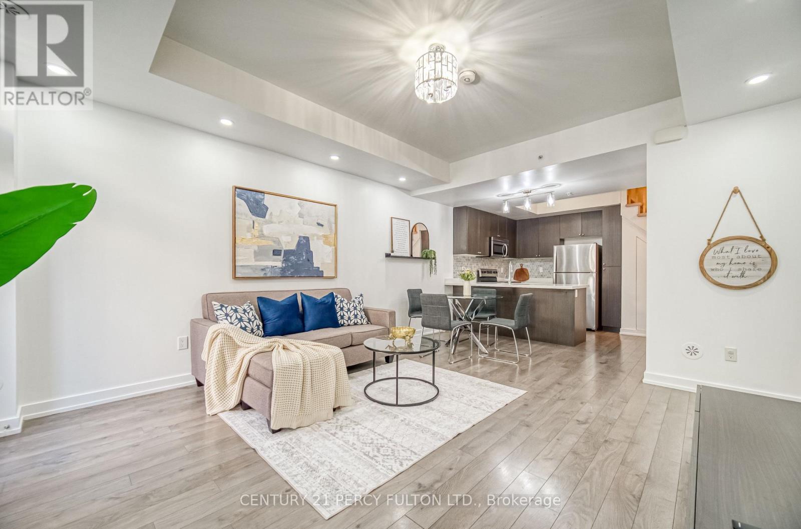 504 - 1555 Kingston Road, Pickering, ON - Indoor Photo Showing Living Room