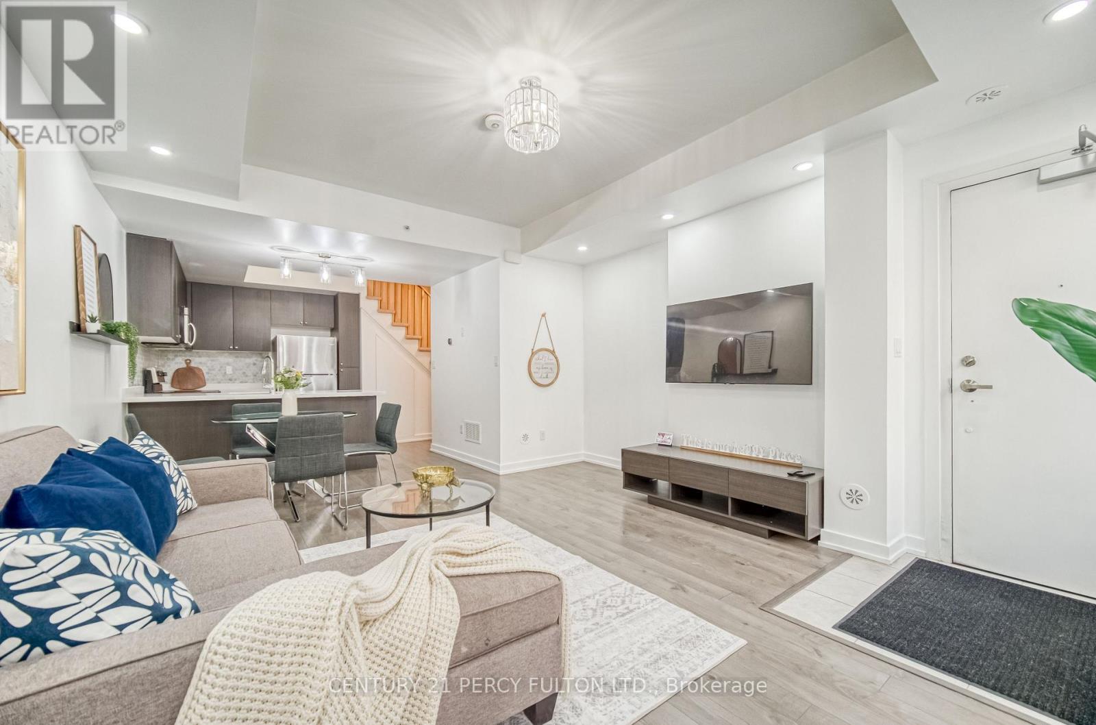 504 - 1555 Kingston Road, Pickering, ON - Indoor Photo Showing Living Room