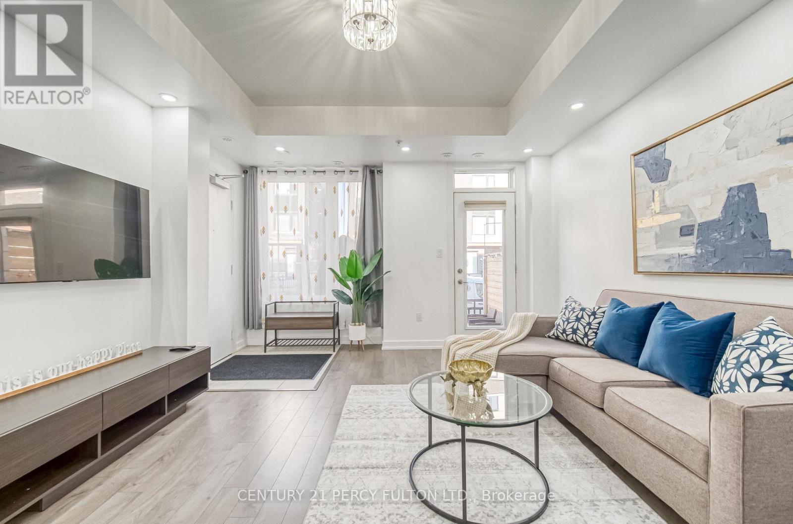 504 - 1555 Kingston Road, Pickering, ON - Indoor Photo Showing Living Room