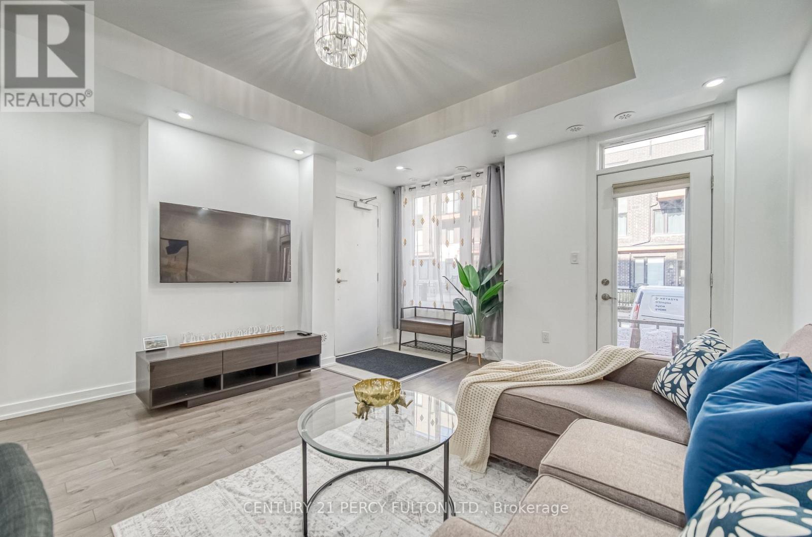 504 - 1555 Kingston Road, Pickering, ON - Indoor Photo Showing Living Room