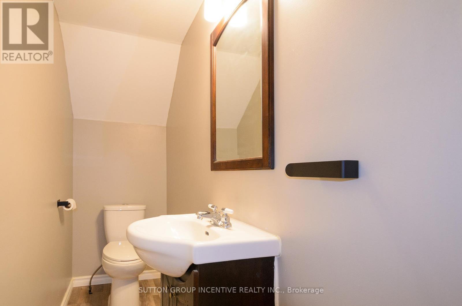 46 Ellen Street, Barrie, ON - Indoor Photo Showing Bathroom
