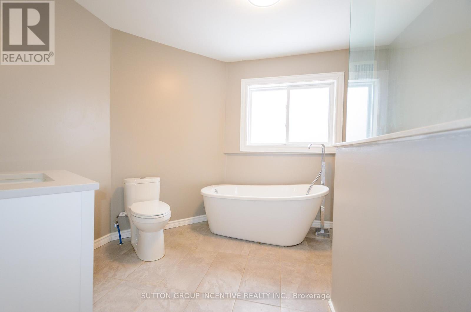 46 Ellen Street, Barrie, ON - Indoor Photo Showing Bathroom