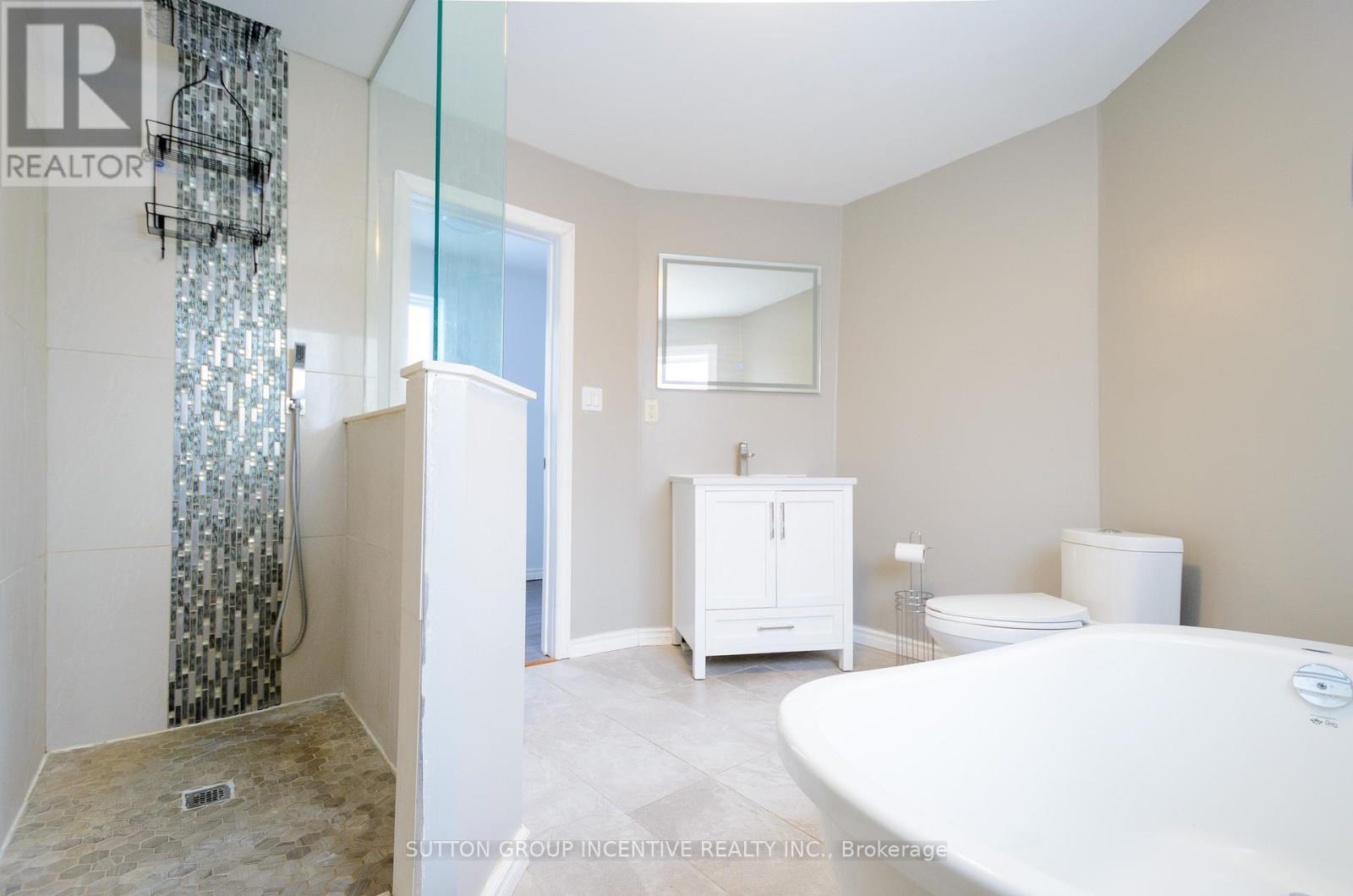 46 Ellen Street, Barrie, ON - Indoor Photo Showing Bathroom