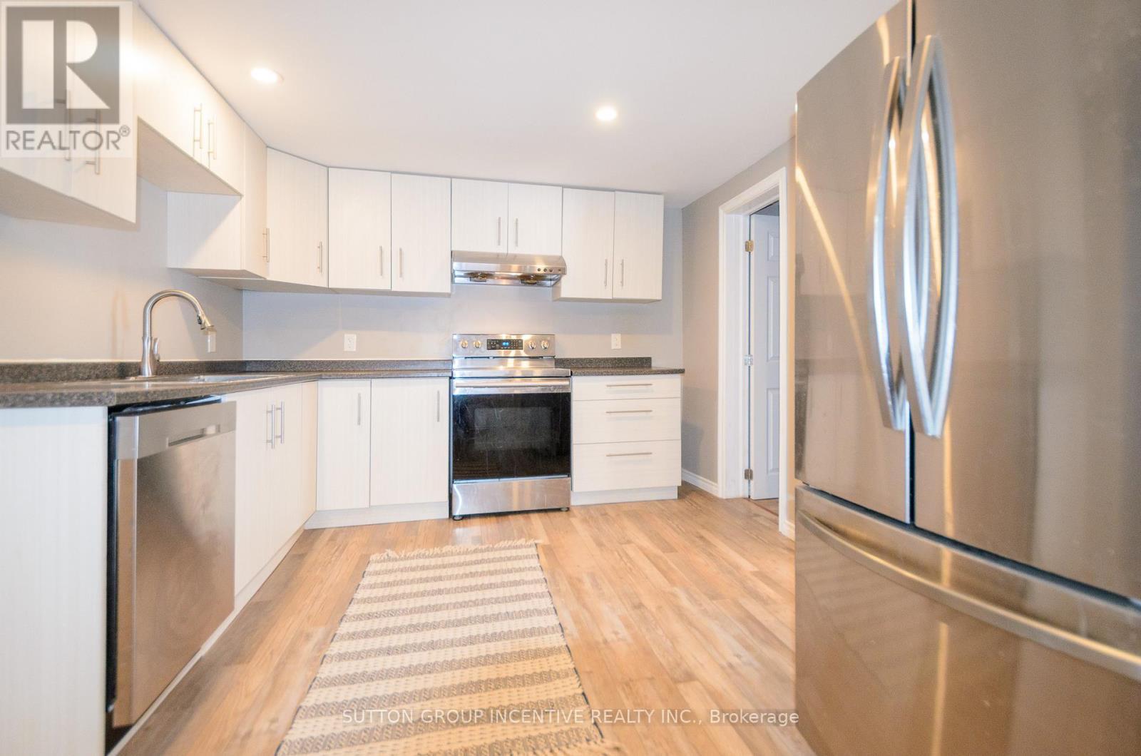 46 Ellen Street, Barrie, ON - Indoor Photo Showing Kitchen With Upgraded Kitchen