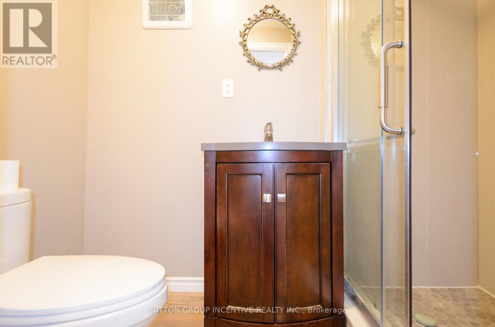 46 Ellen Street, Barrie, ON - Indoor Photo Showing Bathroom