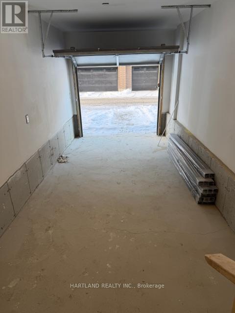 911 - 1695 Dersan Street, Pickering, ON - Indoor Photo Showing Garage