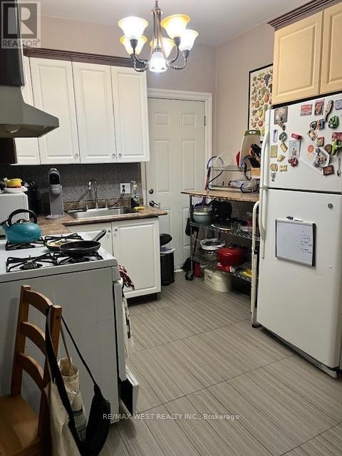 2Nd Fl - 247 Lansdowne Avenue, Toronto, ON - Indoor Photo Showing Kitchen With Double Sink