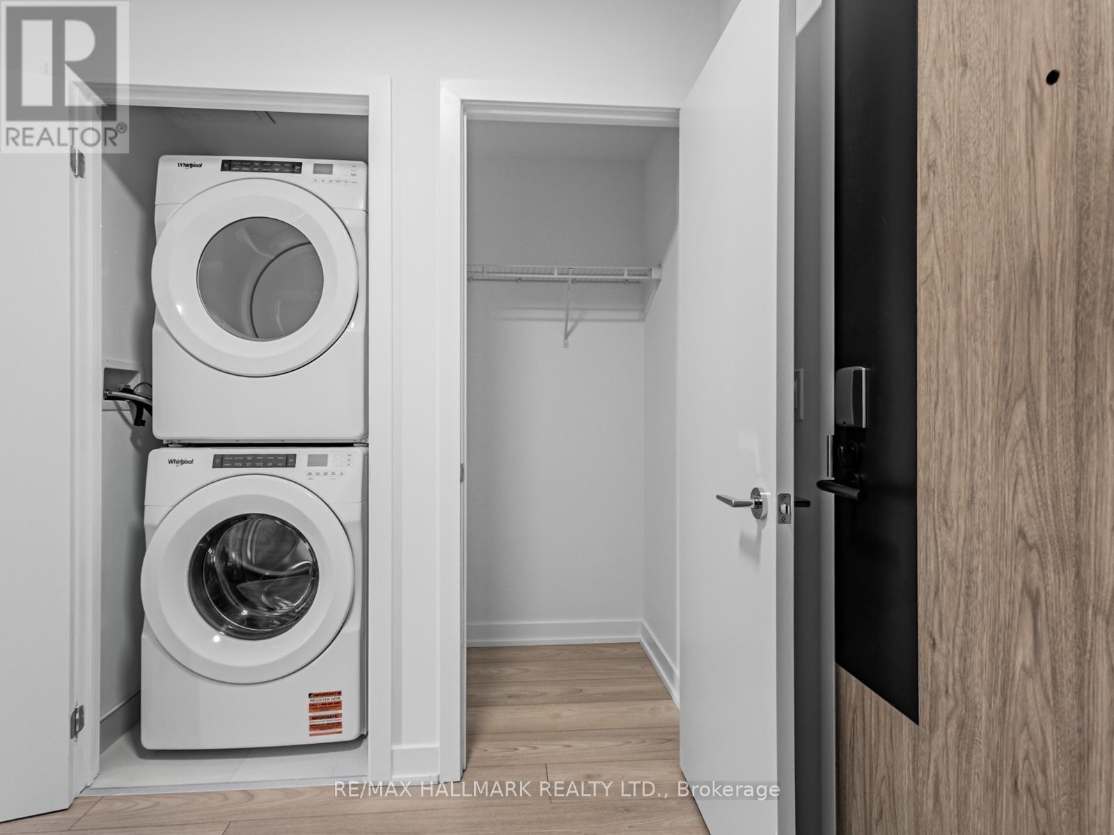 723 - 1007 The Queensway, Toronto, ON - Indoor Photo Showing Laundry Room