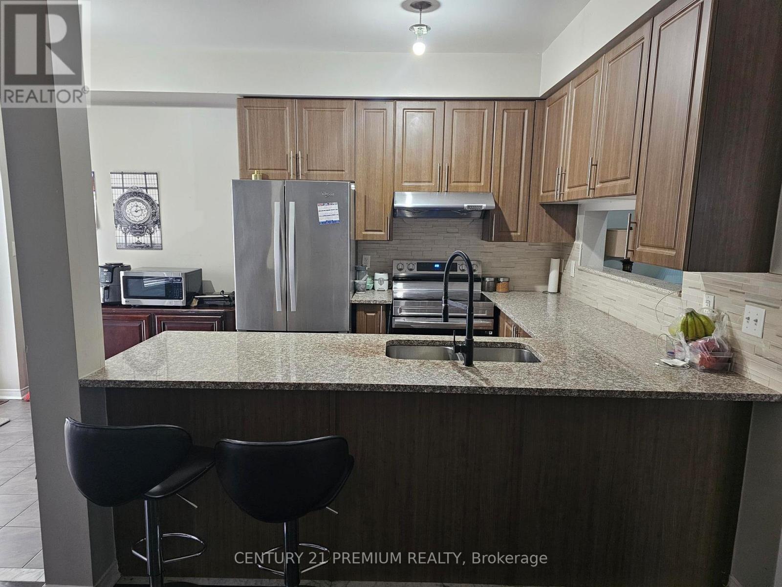 Main - 48 Gulfbrook Circle, Brampton, ON - Indoor Photo Showing Kitchen With Double Sink With Upgraded Kitchen