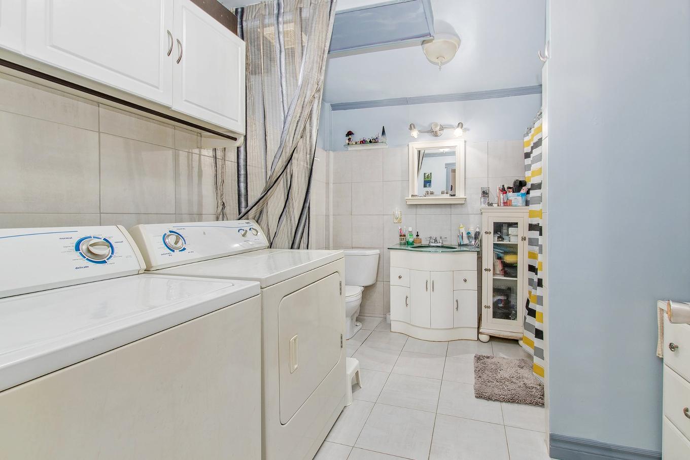Bathroom - 127 - 129 Rue Turgeon, Sainte-Thérèse, QC - Indoor Photo Showing Laundry Room