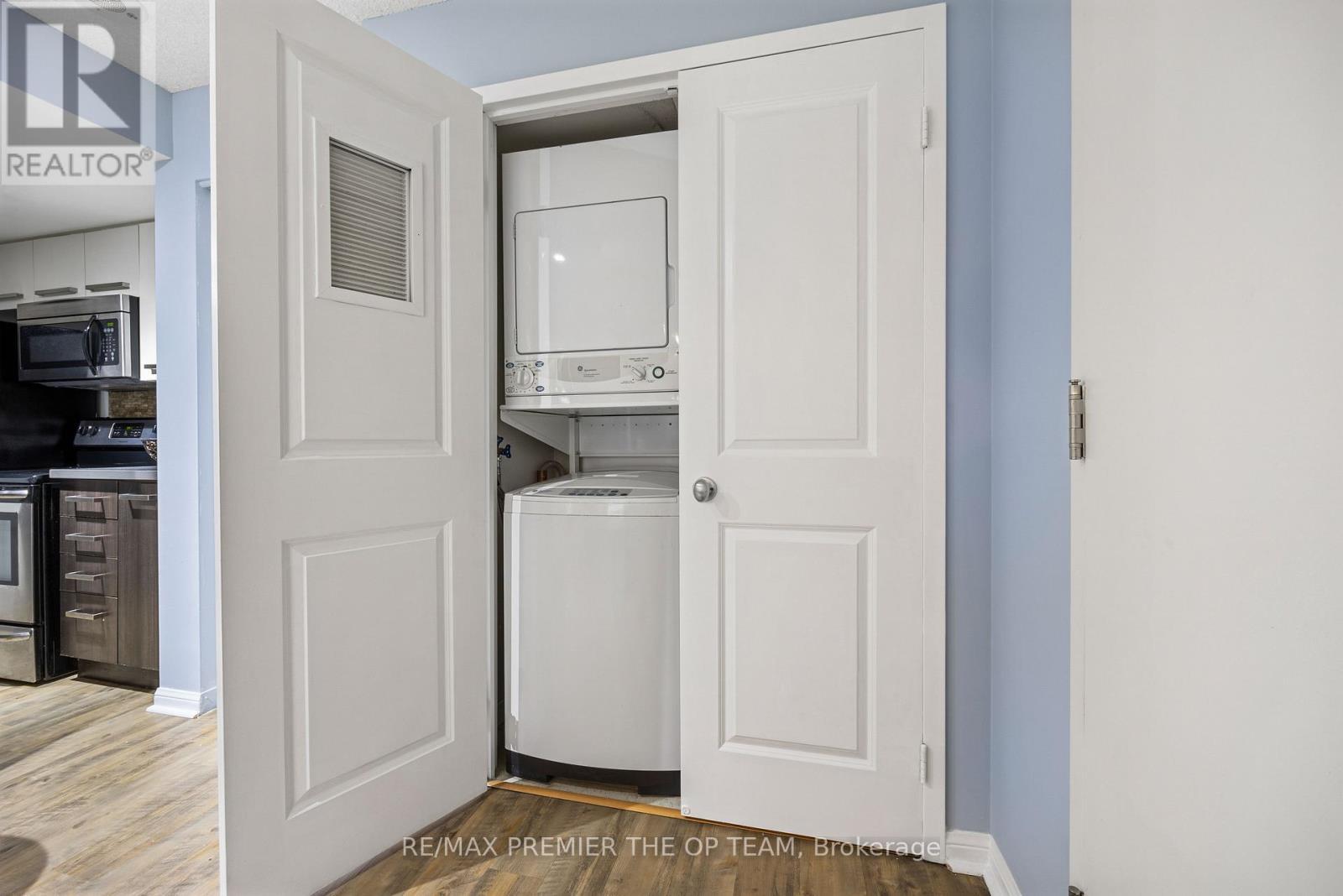 407 - 11 St Joseph Street, Toronto, ON - Indoor Photo Showing Laundry Room