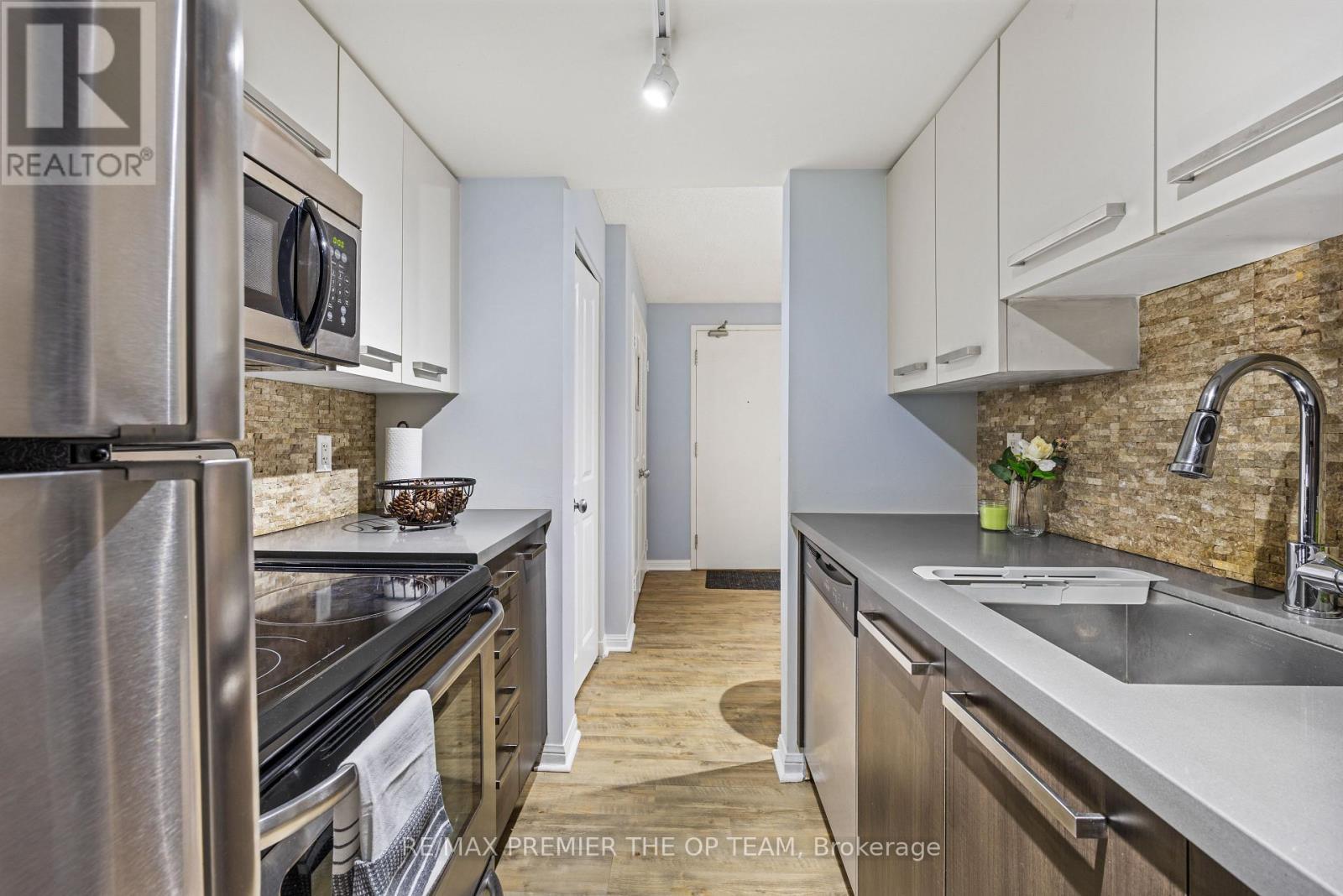 407 - 11 St Joseph Street, Toronto, ON - Indoor Photo Showing Kitchen