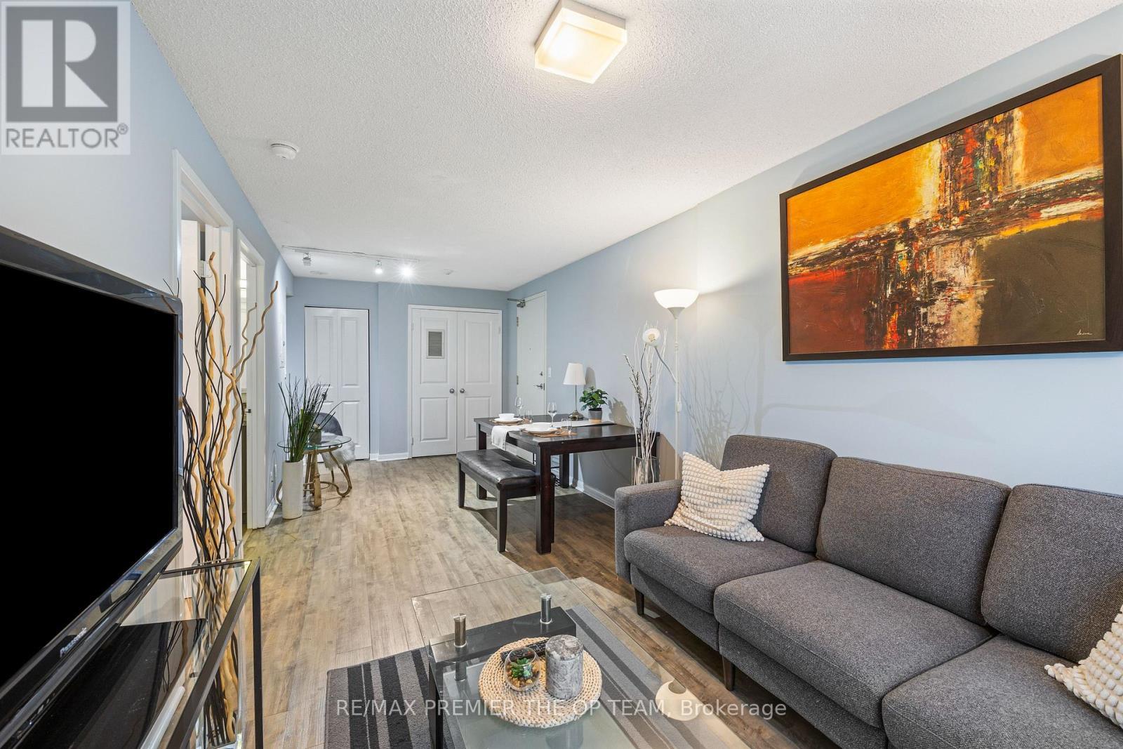 407 - 11 St Joseph Street, Toronto, ON - Indoor Photo Showing Living Room