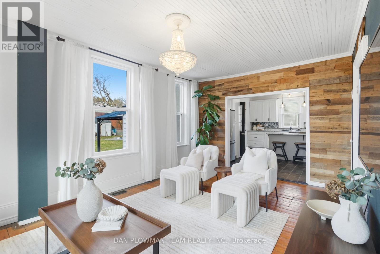 11 King Street W, Kawartha Lakes, ON - Indoor Photo Showing Living Room