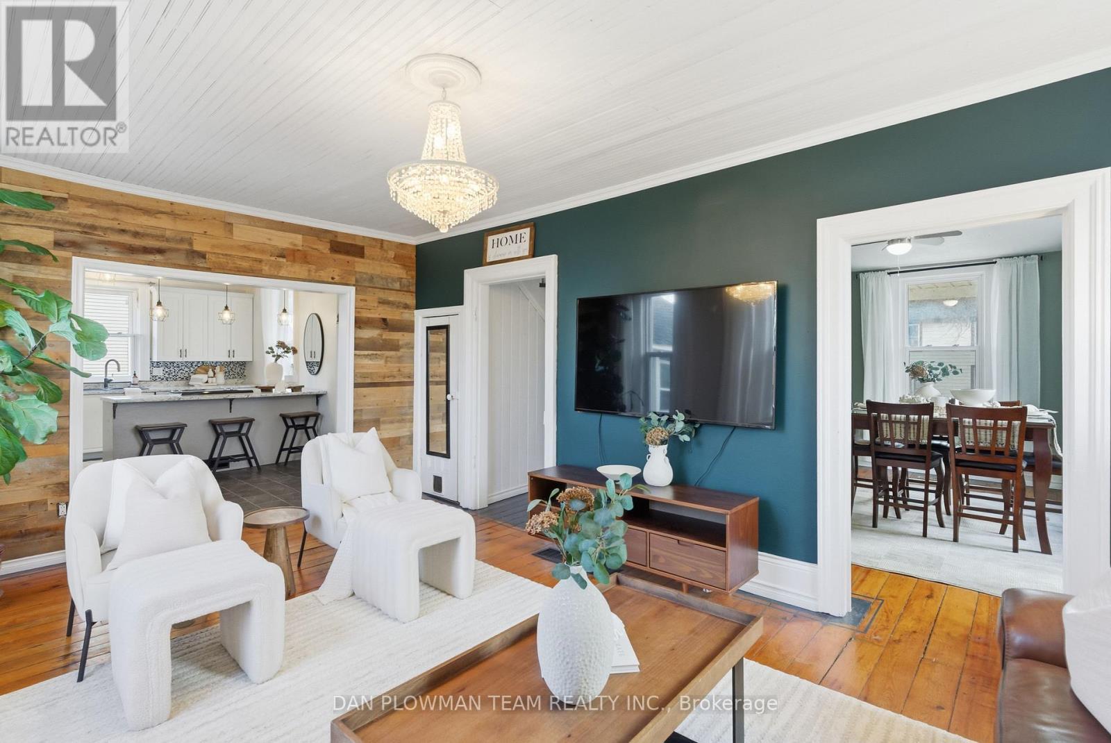 11 King Street W, Kawartha Lakes, ON - Indoor Photo Showing Living Room