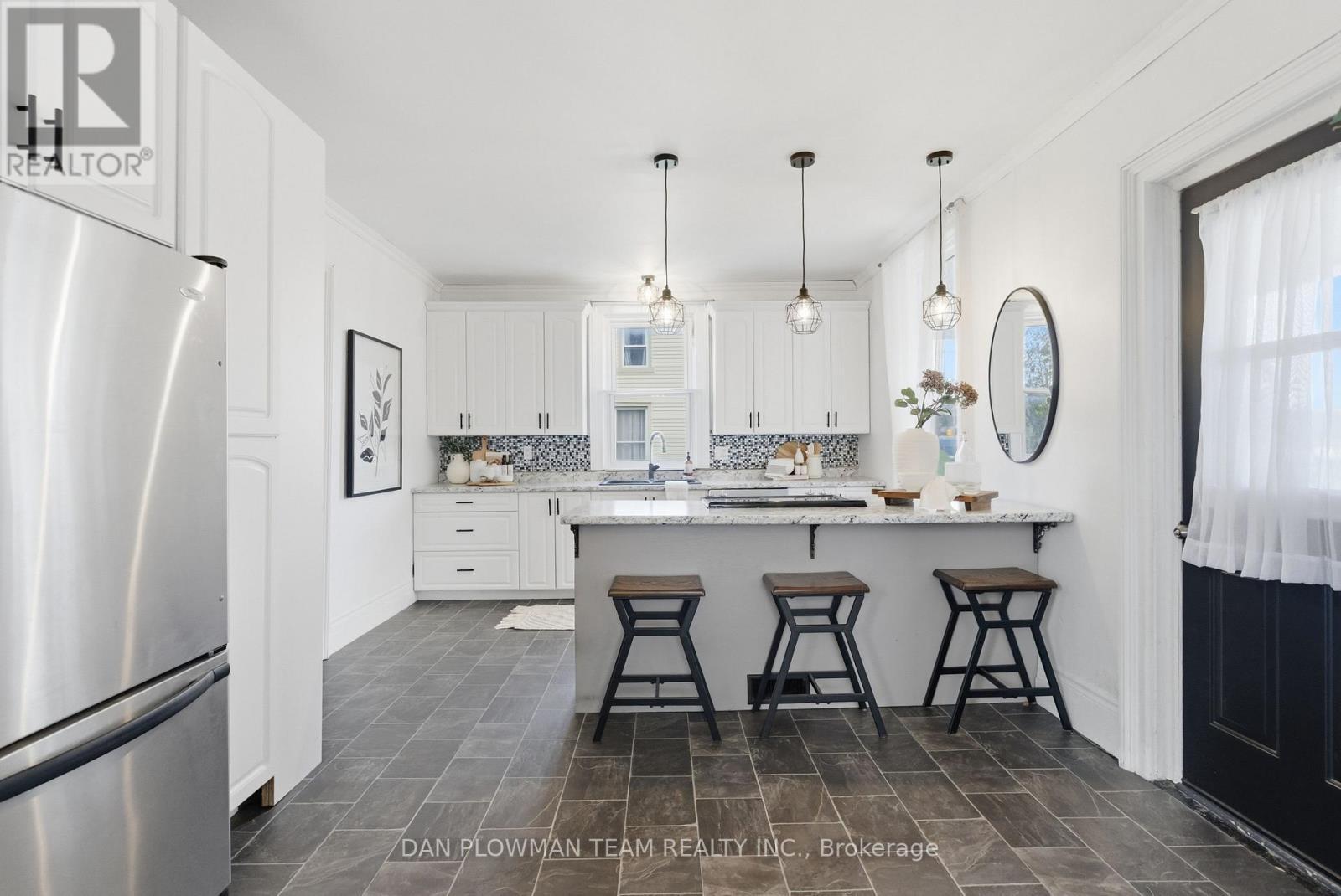 11 King Street W, Kawartha Lakes, ON - Indoor Photo Showing Kitchen With Upgraded Kitchen
