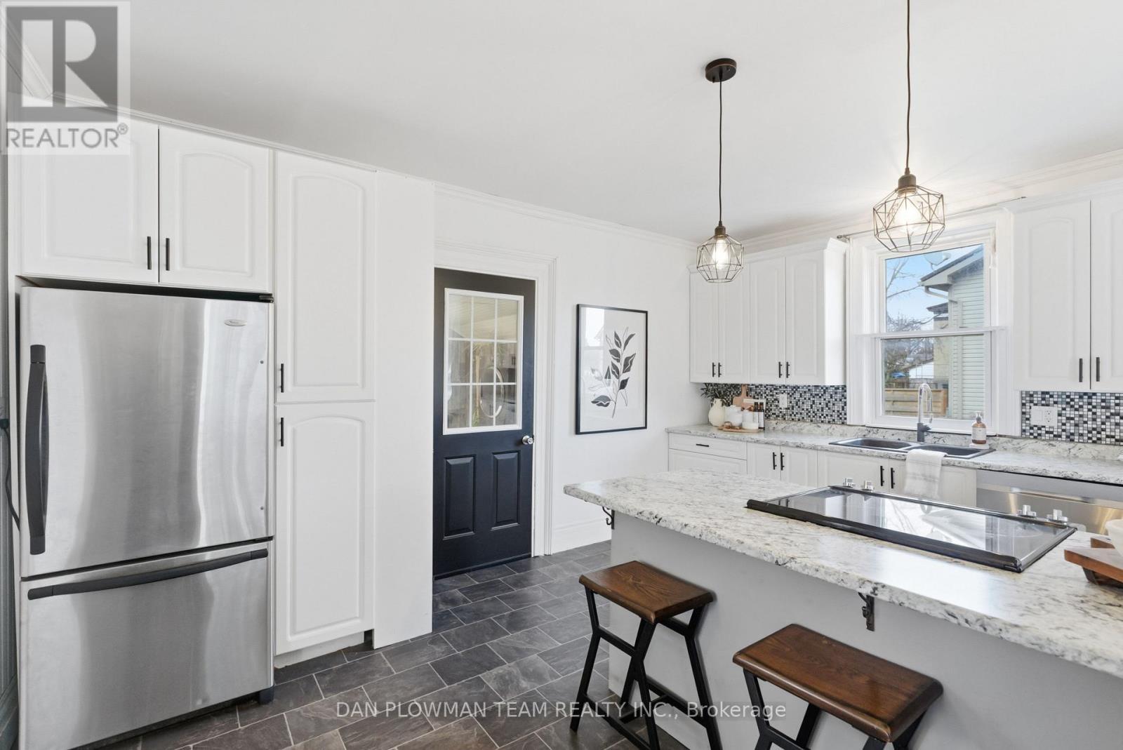 11 King Street W, Kawartha Lakes, ON - Indoor Photo Showing Kitchen