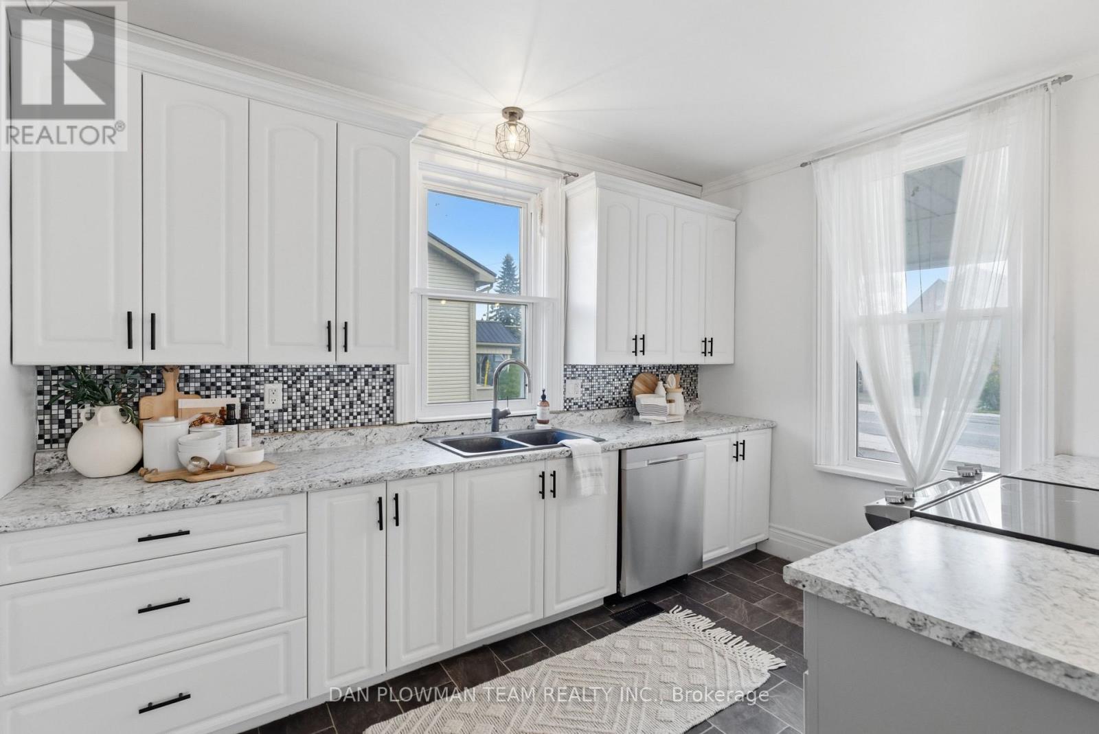 11 King Street W, Kawartha Lakes, ON - Indoor Photo Showing Kitchen With Double Sink