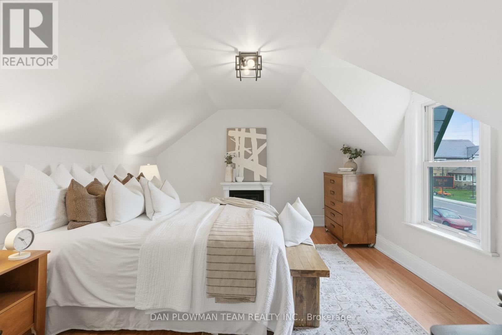 11 King Street W, Kawartha Lakes, ON - Indoor Photo Showing Bedroom