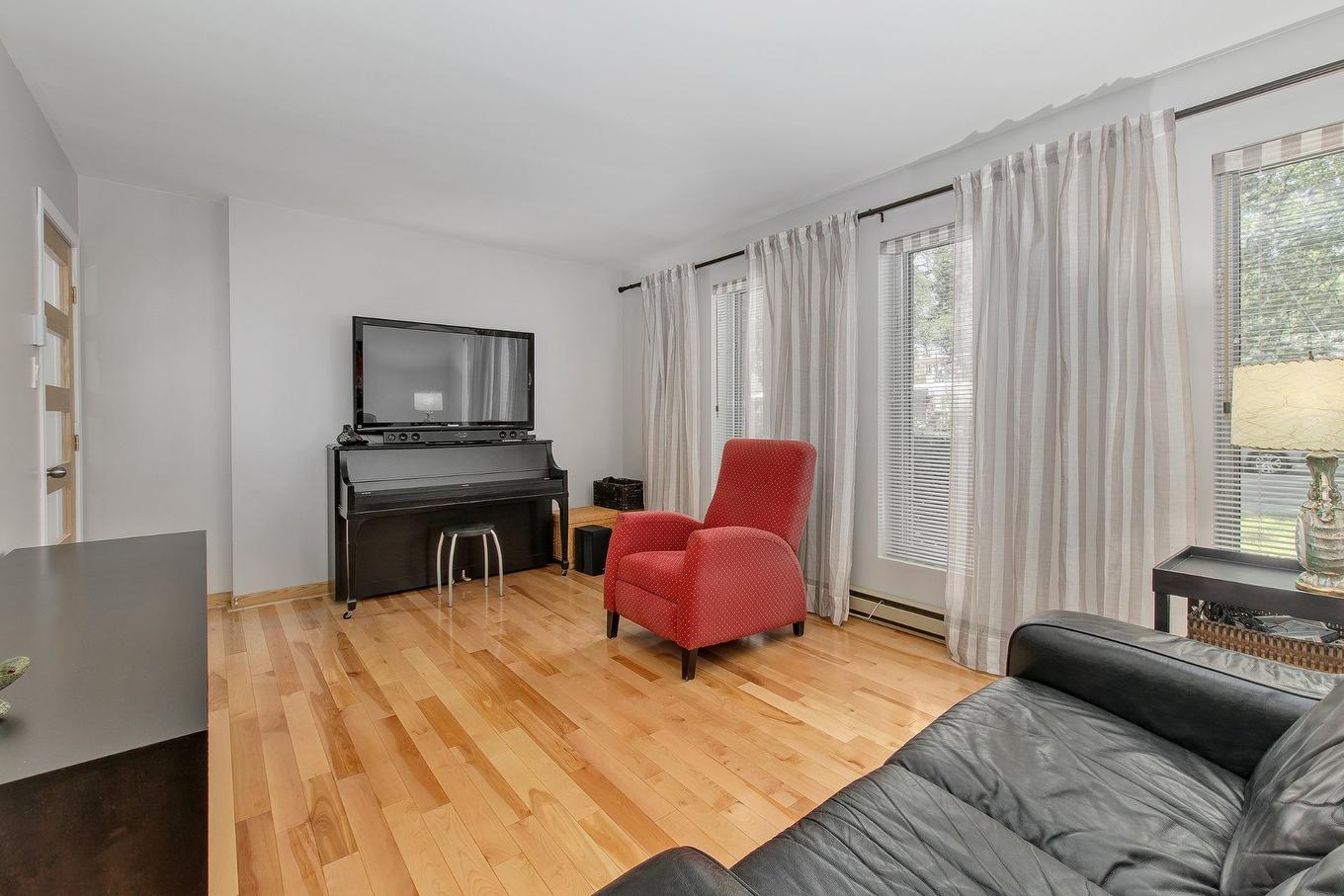 Living room - 9840 Rue Basile-Routhier, Montréal (Ahuntsic-Cartierville), QC - Indoor Photo Showing Other Room