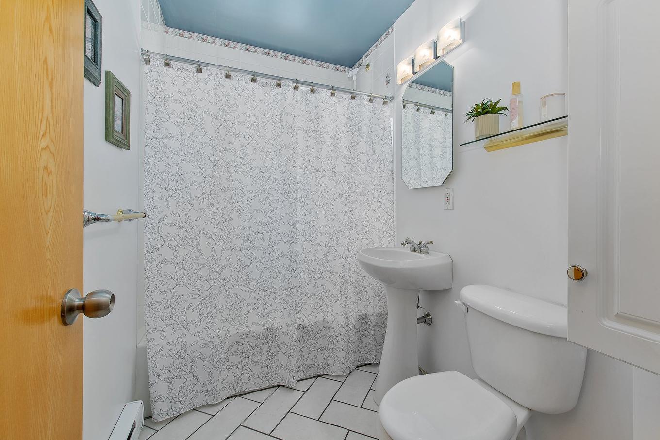 Bathroom - 9840 Rue Basile-Routhier, Montréal (Ahuntsic-Cartierville), QC - Indoor Photo Showing Bathroom