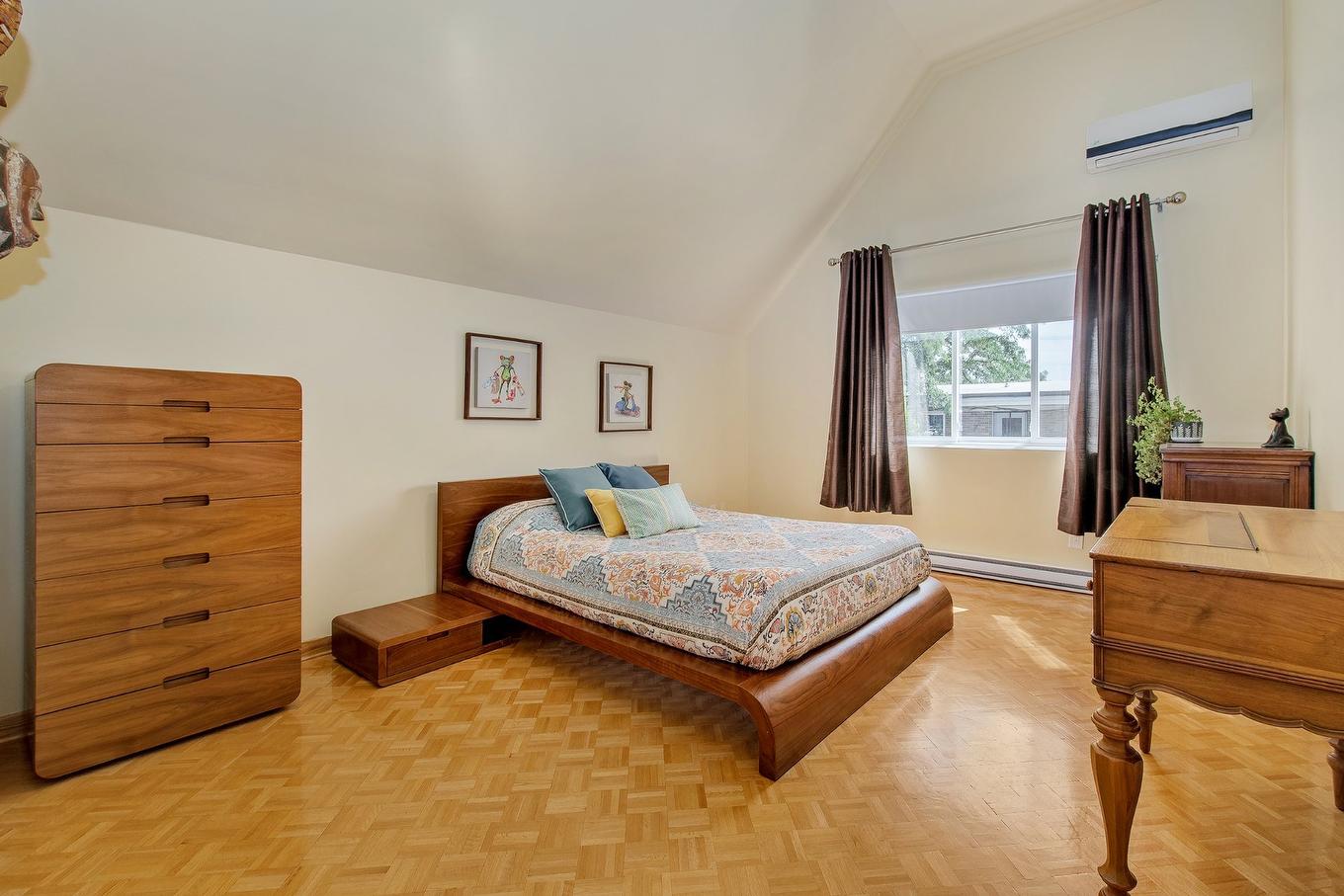 Primary bedroom - 9840 Rue Basile-Routhier, Montréal (Ahuntsic-Cartierville), QC - Indoor Photo Showing Bedroom