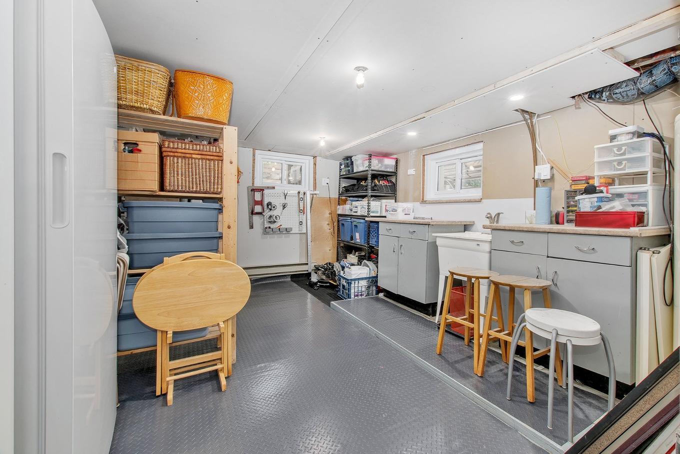 Storage - 9840 Rue Basile-Routhier, Montréal (Ahuntsic-Cartierville), QC - Indoor