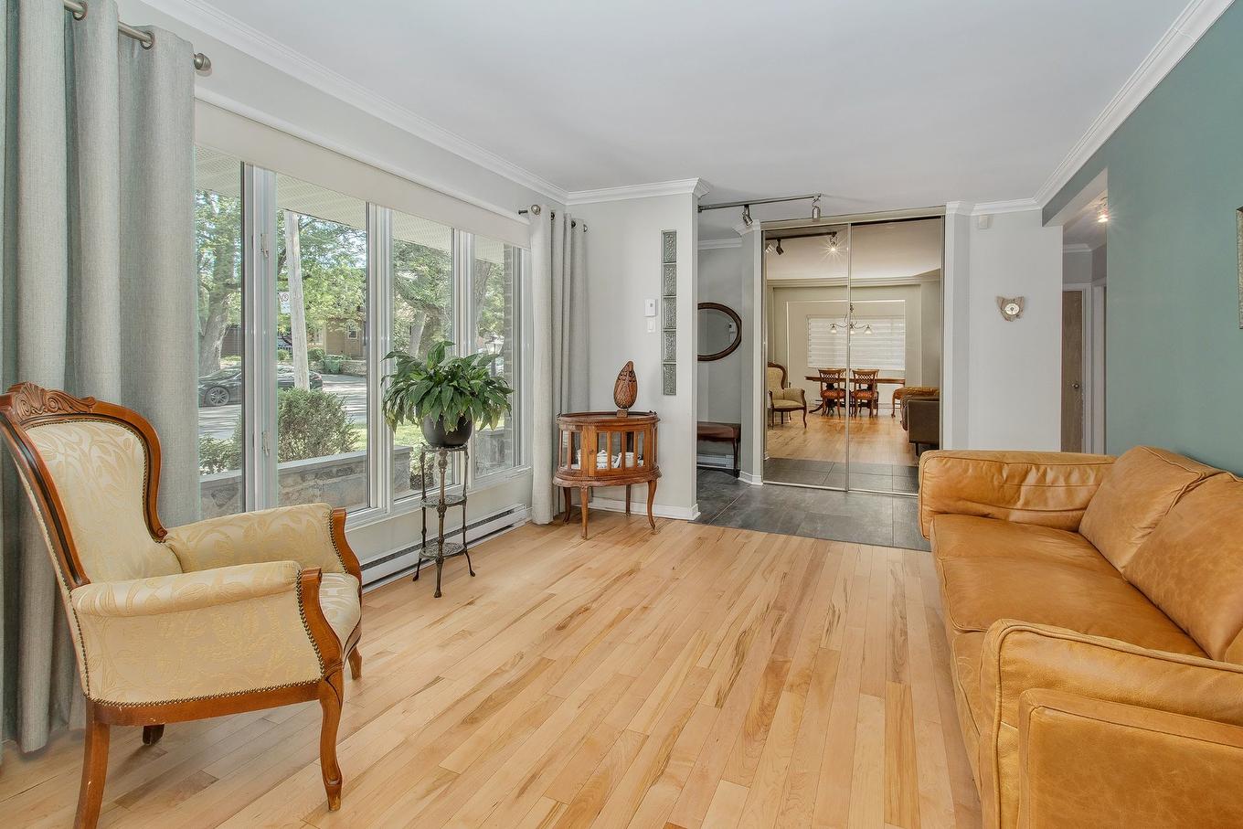 Living room - 9840 Rue Basile-Routhier, Montréal (Ahuntsic-Cartierville), QC - Indoor Photo Showing Living Room