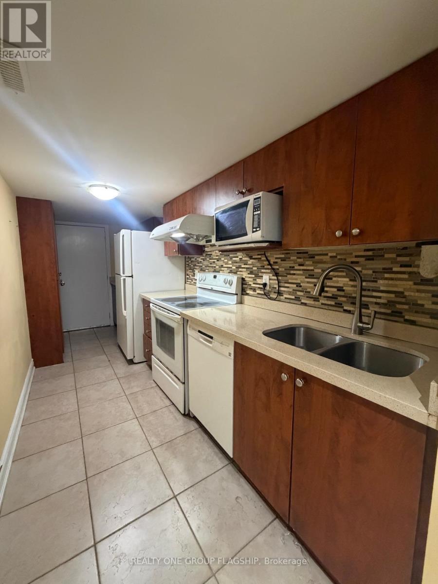 5283 Pedalina Drive, Mississauga, ON - Indoor Photo Showing Kitchen With Double Sink