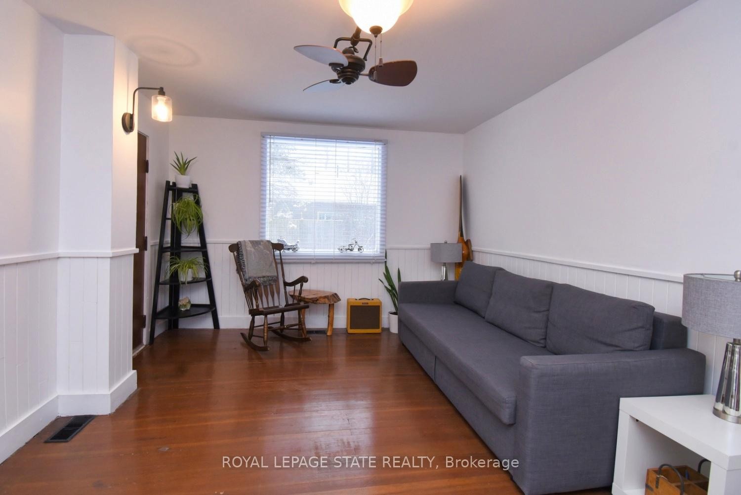 3222 Peach Avenue, Fort Erie, ON - Indoor Photo Showing Living Room
