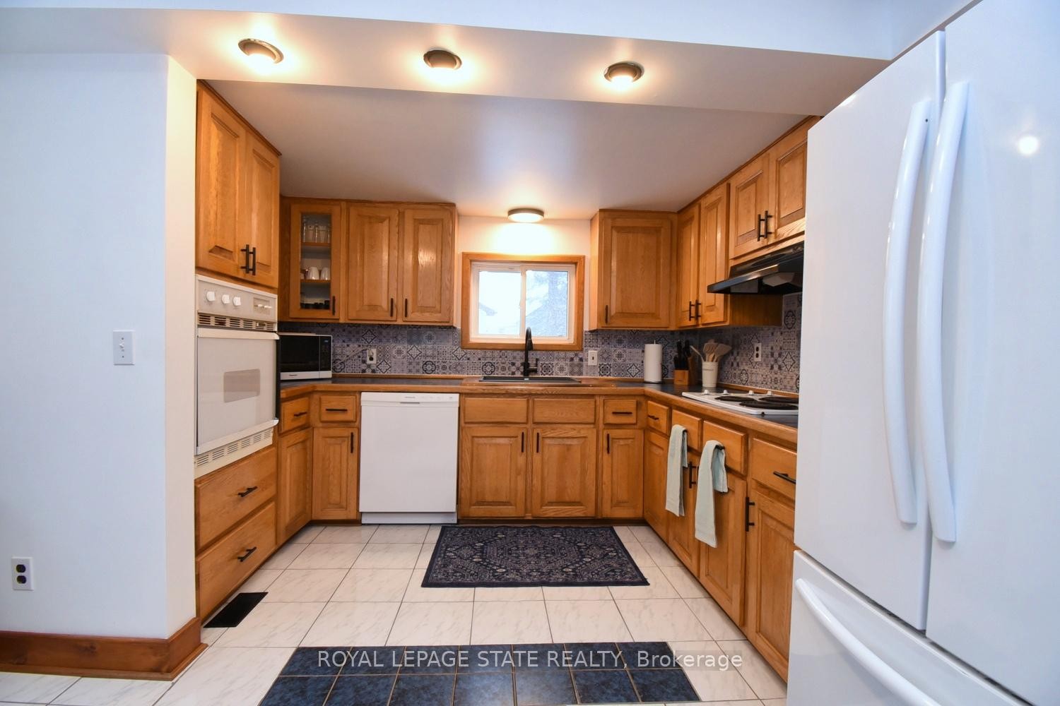 3222 Peach Avenue, Fort Erie, ON - Indoor Photo Showing Kitchen