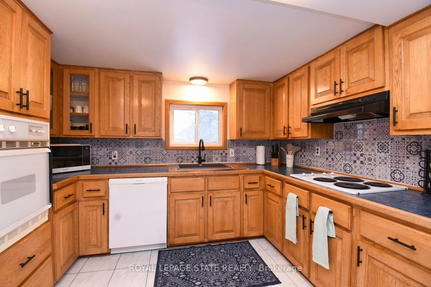 3222 Peach Avenue, Fort Erie, ON - Indoor Photo Showing Kitchen